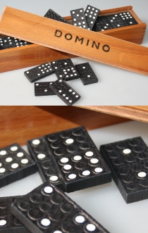 Domino spil - fin ske fyldt med brikker