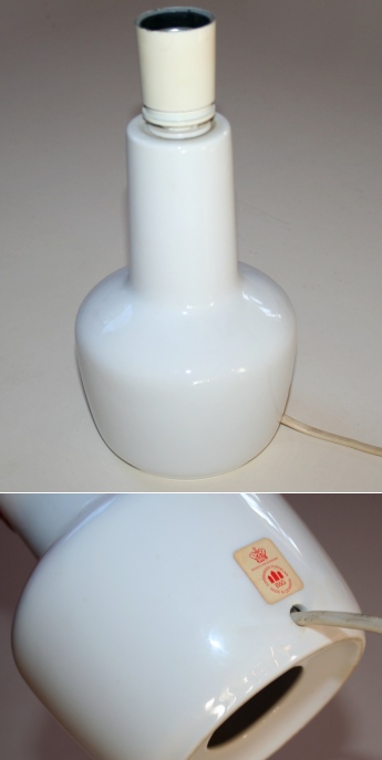 Lille, hvid bordlampe fra Bing og Grndal