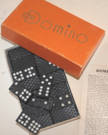 Gammelt dominospil - ske med mange brikker