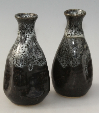 To ganske sm vaser i sort og gr