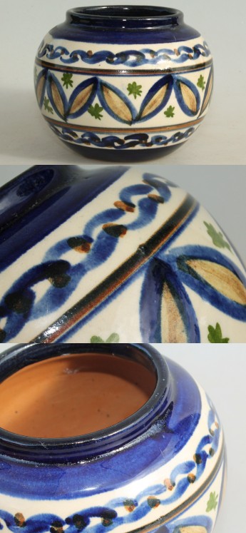 Køn lille krukke i lertøj med blå og hvid glassur