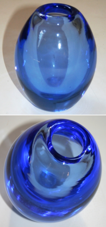 Blå glasvase med flot lysspil