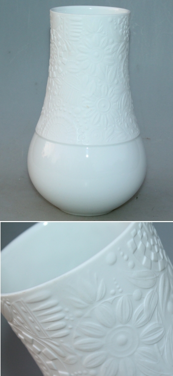 Stor hvid vase med blomster i hvid glasur