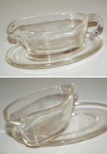 Lille sovseskål i klart glas med bakke af glas